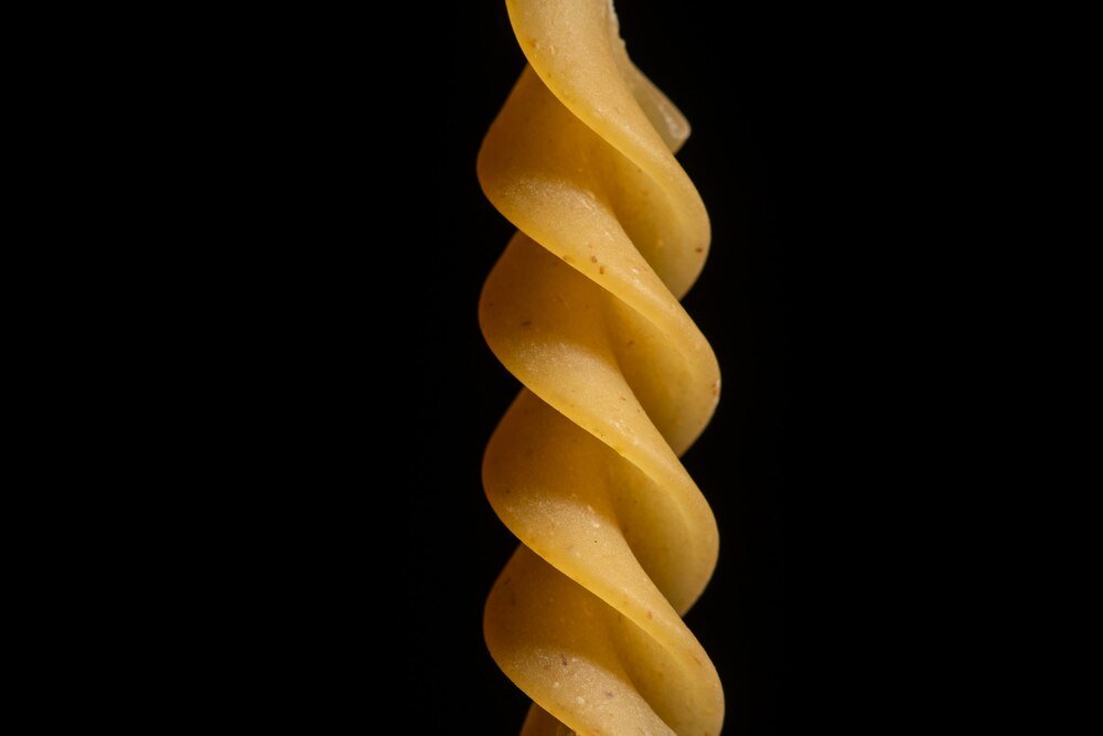 Makaron fusilli z czerwonym pesto i mozzarellą – przepis idealny na wegetariański obiad