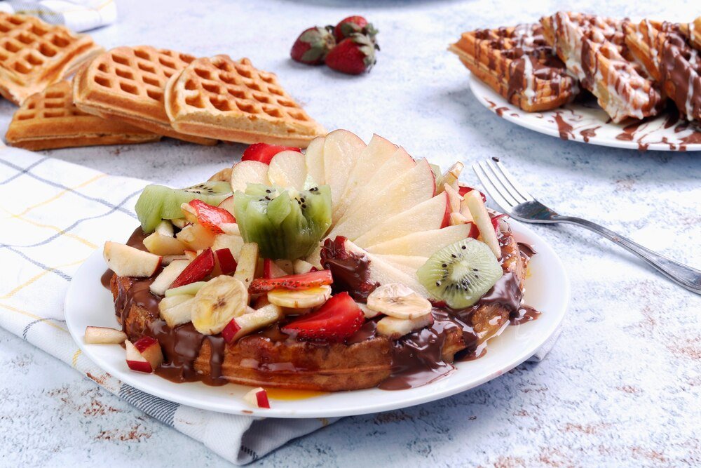 Fit gofry z jogurtem naturalnym i owocami – przepis na zdrowy deser