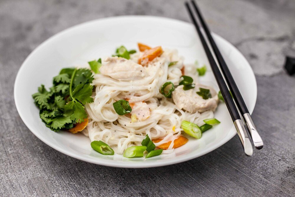 Makaron ryżowy z jajkiem i warzywami: szybki przepis na lekki posiłek